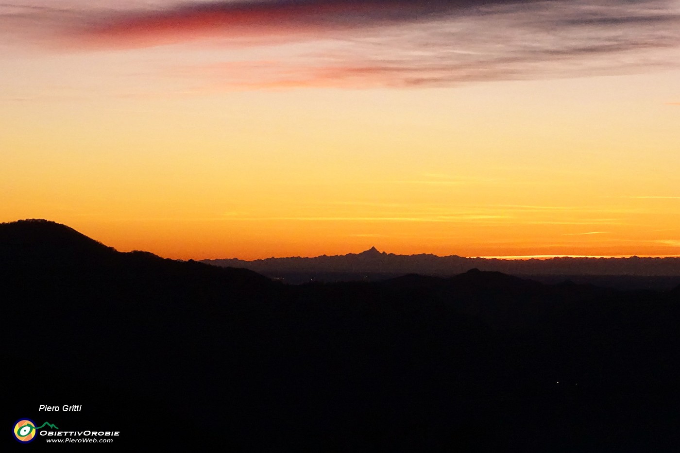 83 Da Miragolo di Zogno splendido tramonto con vista anche in Monviso.JPG